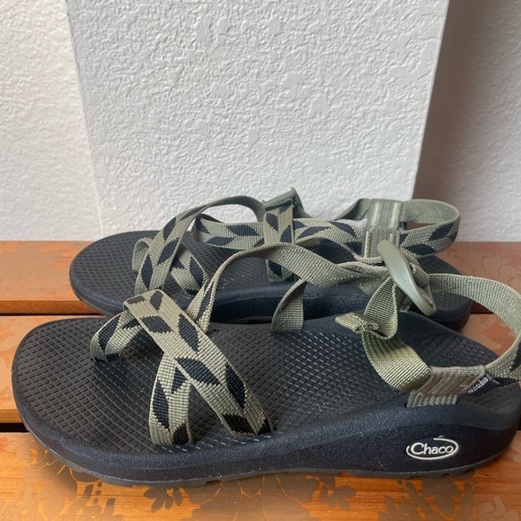 Womens Chacos, size W 10. Green & black straps, only worn 3 times. - Picture 2 of 4